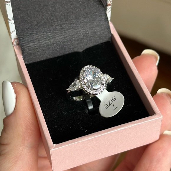 Beautiful Solitaire PEERMONT Jewerly Ring - Picture 3 of 6